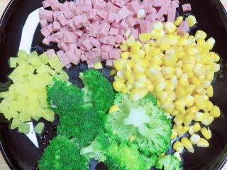 5、西兰花芝士饭团,将食材切丁待用。