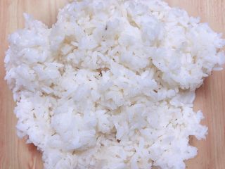 6、西兰花芝士饭团,寿司米饭，可以提前用大米和糯米蒸好，比例是5:1左右即可。这样的米饭有粘度非常好吃。