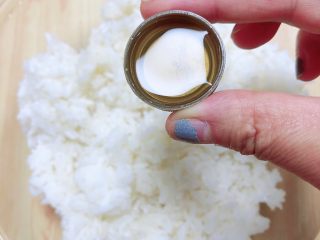 7、西兰花芝士饭团,在米饭上淋一些寿司醋，均匀的洒在米饭上。