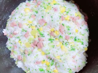 11、西兰花芝士饭团,饭团就准备好了，可以开始制作不同的形状了。