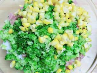 9、西兰花芝士饭团,再将准备好的食材都放入米饭中。