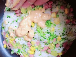 10、西兰花芝士饭团,再放上一些沙拉酱，带上手套将饭团搅拌均匀。