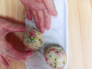 12、西兰花芝士饭团,我今天做的是圆形的饭团，将一个个饭团团圆了、压实了放在盘中。