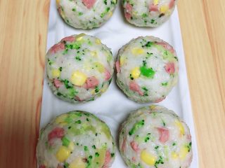 13、西兰花芝士饭团,逐一做好的饭团，色彩斑斓好看极了。
