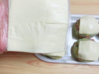 14、西兰花芝士饭团,将芝士片切成四瓣，1/4片盖在圆形寿司上。