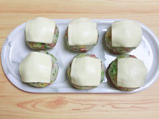 15、西兰花芝士饭团,盖好芝士片的饭团是这样的。