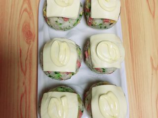 16、西兰花芝士饭团,再在饭团上挤上一小圈香甜沙拉酱。