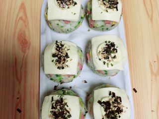 17、西兰花芝士饭团,在香甜沙拉酱上撒上一些海苔芝麻点缀。