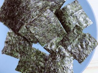 18、西兰花芝士饭团,将一张海苔寿司，对折切成小块。
