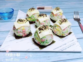 20、西兰花芝士饭团,将做好的饭团摆在海苔上，这样既美观又方面拿起食用。