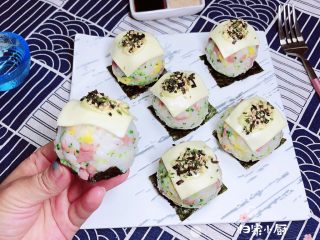 21、西兰花芝士饭团,一盘胖嘟嘟圆滚滚的西兰花芝士饭团就做好了，配上一些寿司酱油、沙拉酱，慢慢享受美食吧。