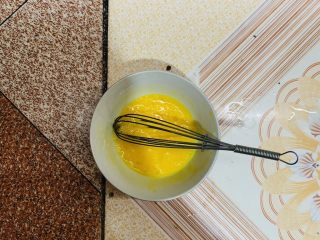 1、黄油曲奇饼干,鸡蛋打散备用。