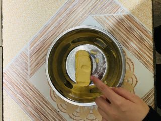 2、黄油曲奇饼干,软化好的黄油放盆里备用。