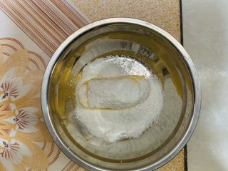 3、黄油曲奇饼干,加入糖粉。