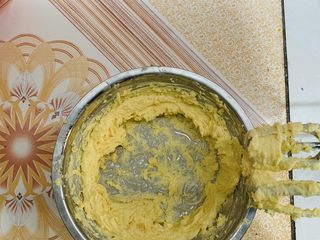 4、黄油曲奇饼干,搅拌均匀打发至蓬松状态。