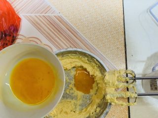 5、黄油曲奇饼干,蛋液分次倒入黄油里。