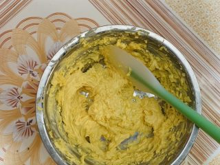 6、黄油曲奇饼干,我一个鸡蛋分4次倒入,继续打发均匀。