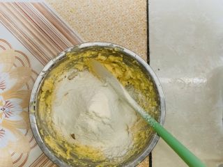 7、黄油曲奇饼干,筛入低筋面粉搅拌均匀。