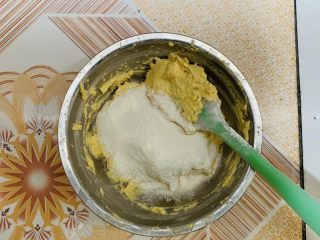 8、黄油曲奇饼干,再筛入高筋面粉搅拌均匀。