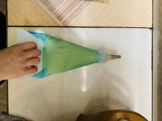 10、黄油曲奇饼干,装入裱花袋。