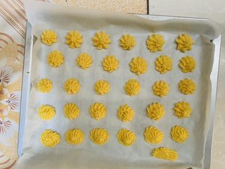 11、黄油曲奇饼干,挤花在烤盘里。