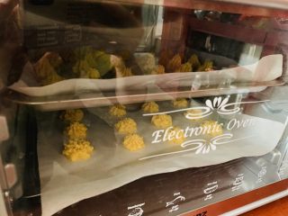 13、黄油曲奇饼干,140℃预热5分钟。