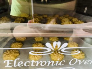 14、黄油曲奇饼干,下层和中层各放一盆,140℃烤30分钟。