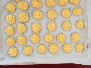 15、黄油曲奇饼干,30分钟结束后两个烤盘换位置再烤15分钟。