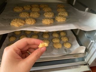 17、黄油曲奇饼干,酥到掉渣。下次做一次全是低筋面粉的。