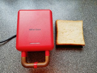 1、全麦蔬菜三明治,准备好三明治早餐机和全麦吐司。