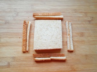 2、全麦蔬菜三明治,全麦吐司两片摞起来切去四边。