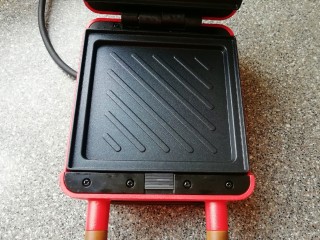 4、全麦蔬菜三明治,三明治早餐机接通电源。