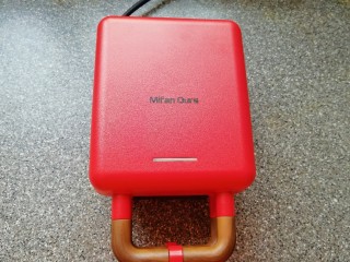 9、全麦蔬菜三明治,盖上三明治早餐机盖子加热3-4分钟。