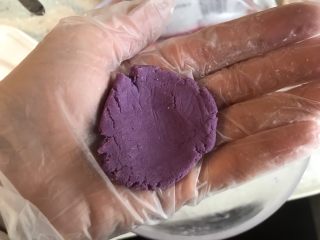 8、紫薯糖心糯米滋,取一小块，我分成了九份，在掌中用拇指按平