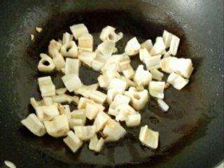 3、酸辣香菇藕丁,下藕丁翻炒