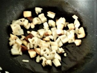 4、酸辣香菇藕丁,下香菇丁翻炒