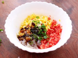 5、番茄虾仁鸡蛋水晶蒸饺,加入蚝油和盐调味调色。
