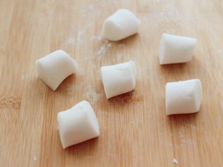 8、番茄虾仁鸡蛋水晶蒸饺,静置好的面团揉匀，搓成长条，用刀切成大小一致的剂子。