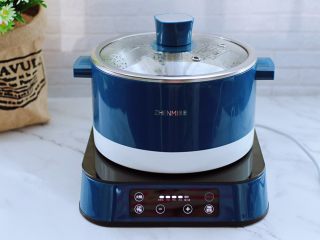 15、番茄虾仁鸡蛋水晶蒸饺,盖上锅盖大火蒸6分钟即可关火。