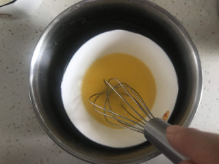 2、巧克力豆软曲奇饼干????,黄油隔热水融化