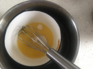 3、巧克力豆软曲奇饼干????,加入白砂糖搅拌至融化