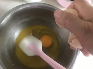 4、巧克力豆软曲奇饼干????,晾至常温打入鸡蛋搅拌均匀