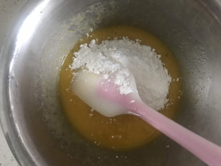 5、巧克力豆软曲奇饼干????,加入玉米淀粉搅拌均匀