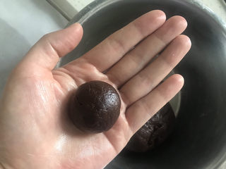 8、巧克力豆软曲奇饼干????,用手揪一块大概20克，揉成小球