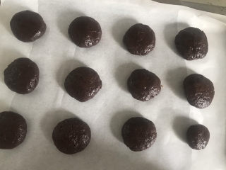 9、巧克力豆软曲奇饼干????,压扁放入烤盘