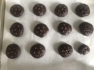 10、巧克力豆软曲奇饼干????,上面按上巧克力豆