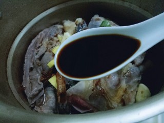 7、#辣味#凉拌酱牛肉牛筋,加入生抽。