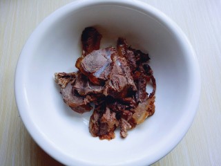 14、#辣味#凉拌酱牛肉牛筋,将切好的牛腱子肉放入一个大口的器具中。(可以适当取一个大一点的器具)