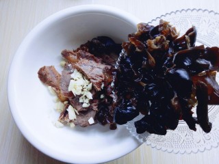 17、#辣味#凉拌酱牛肉牛筋,将木耳撕小块,倒入装牛肉的器具里。