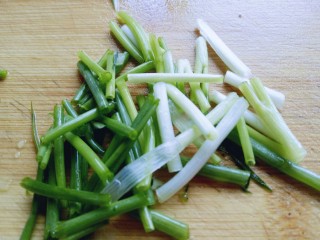 18、#辣味#凉拌酱牛肉牛筋,小葱去皮,洗干净,切段。